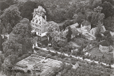 130588 Luchtfoto van het kasteel Oudegein te Jutphaas.N.B. De gemeente Jutphaas is per 1 januari 1971 opgenomen in de ...